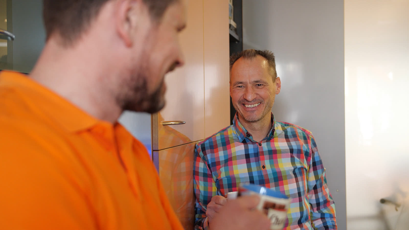 Axel Huß im Gespräch im Arbeitsalltag bei AWH