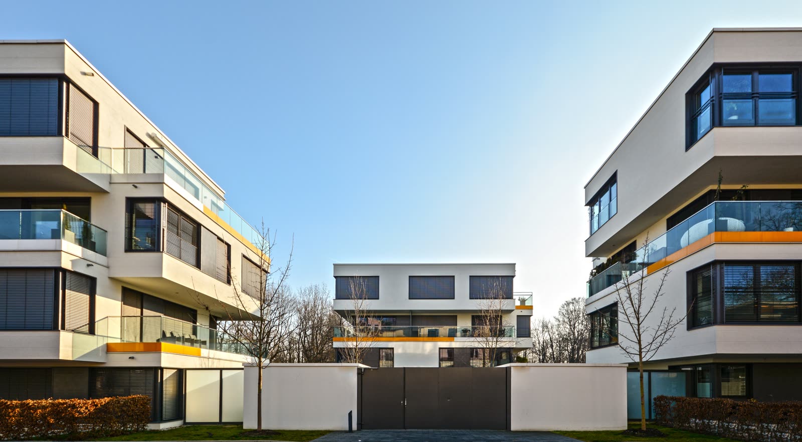 Moderne Wohnanlage mit gepflegten Außenbereichen
